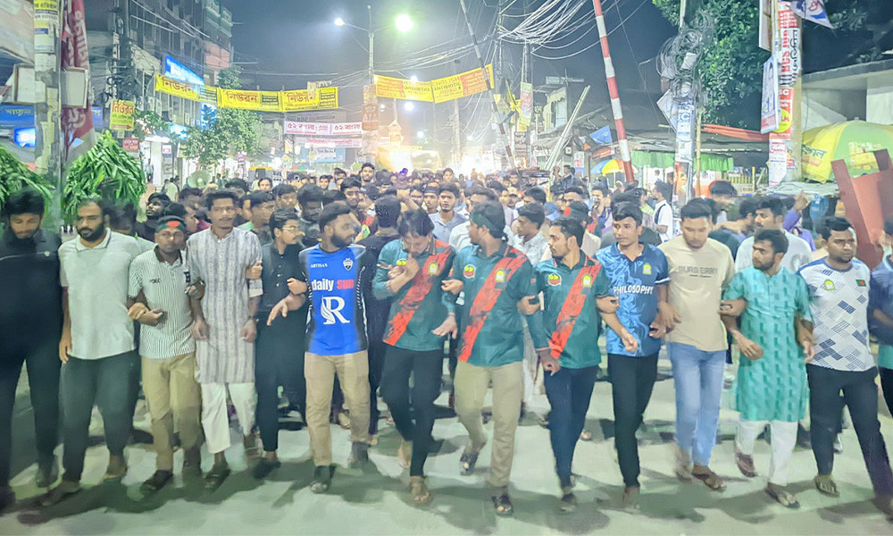 ঢাকায় ব্যবসায়ী হত্যাকাণ্ডের প্রতিবাদে রংপুরে শিক্ষার্থীদের বিক্ষোভ